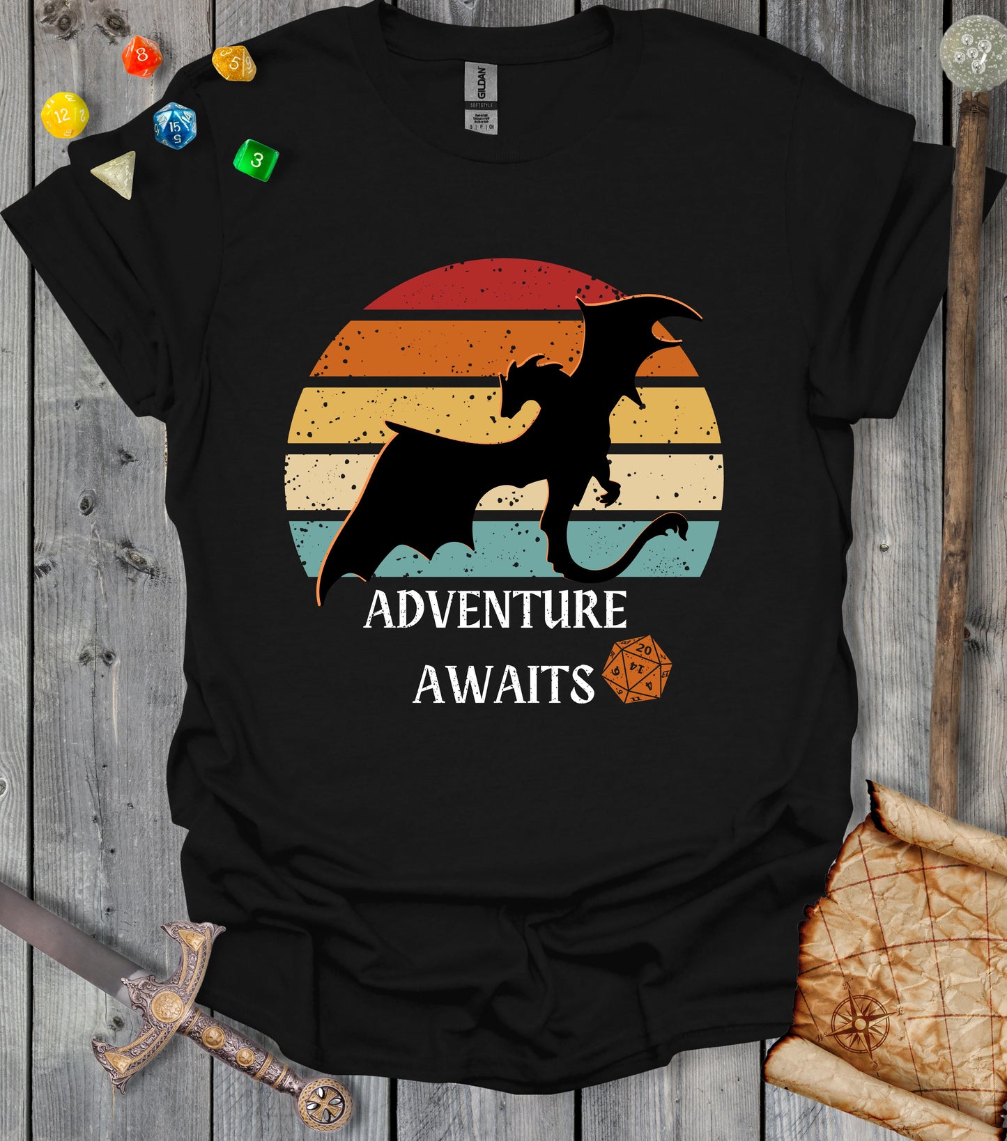 Adventure awaits - Retro sun - T-shirt