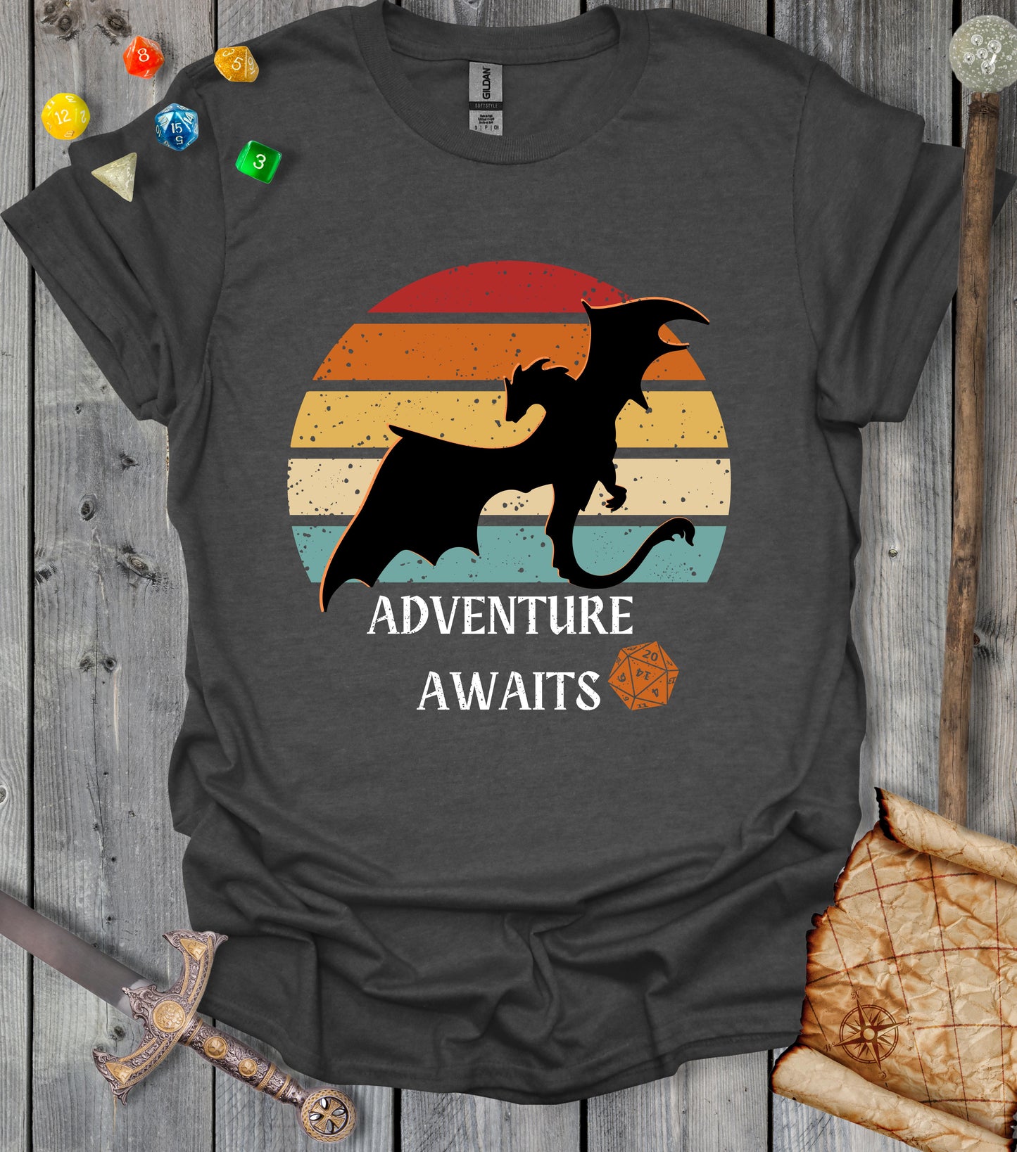 Adventure awaits - Retro sun - T-shirt