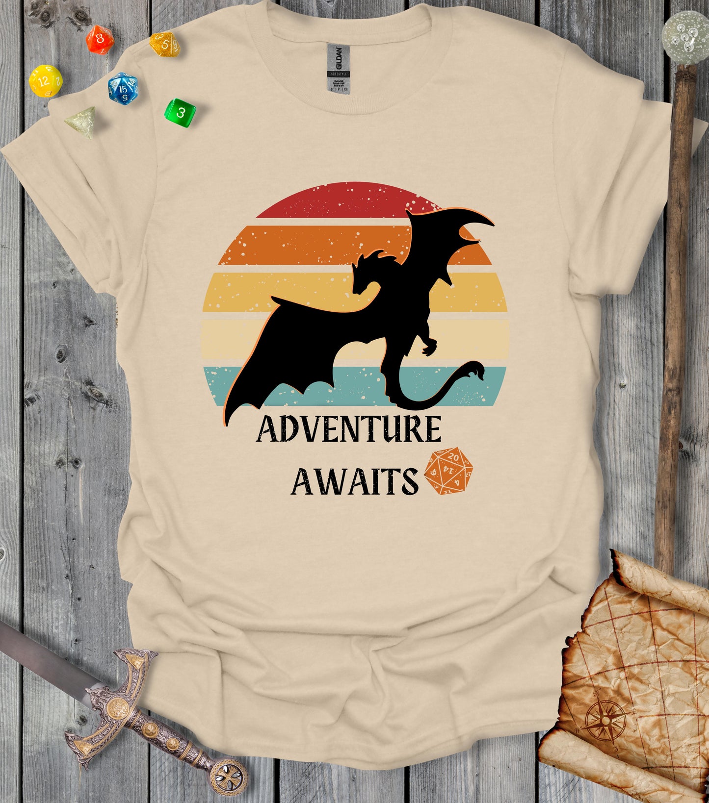 Adventure awaits - Retro sun - T-shirt